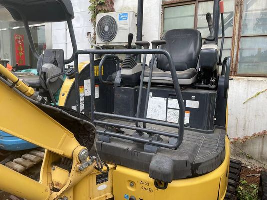 中古のコマツー PC20MR-2 クローラー マウントエグバター 日本原作 庭で作業