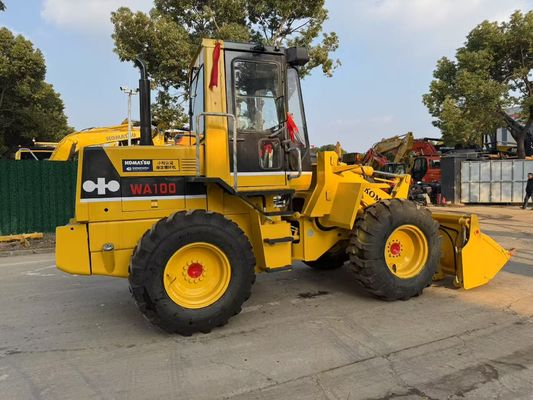 日本製 オリジナル 中古 コマツー WA100-1 輪載荷機 庭で作業