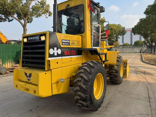 日本製 オリジナル 中古 コマツー WA100-1 輪載荷機 庭で作業